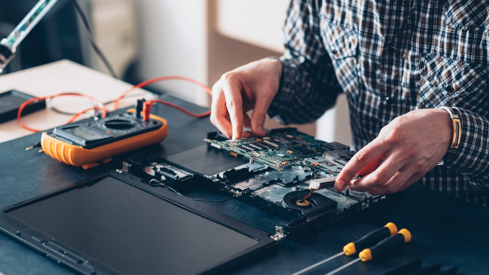 tech service computer diagnostics engineer laptop